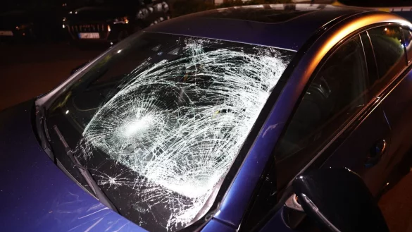 Zwei junge Frauen sind von dem Auto erfasst und schwer verletzt worden. - © David Young/dpa