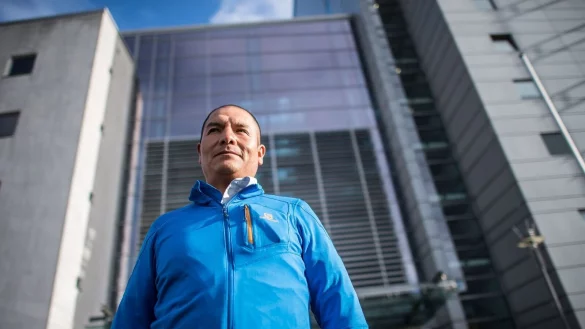 Der peruanische Bergführer Saúl Luciano Lliuya will, dass sich RWE als einer der größten Treibhausgasproduzenten an Schutzmaßnahmen gegen eine drohende Flutwelle beteiligt. (Archivbild) - © picture alliance / Guido Kirchner/dpa