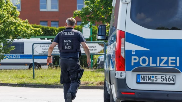Aus der Justizvollzugsanstalt in Bielefeld-Senne ist ein Straftäter verschwunden. - © Friso Gentsch/dpa