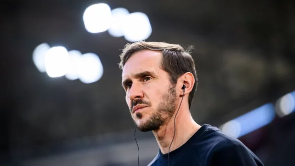 Julian Schuster wartet mit dem SC Freiburg seit f&uuml;nf Spielen auf einen Sieg. - &copy; Tom Weller/dpa