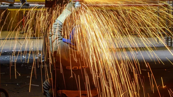 Im ostdeutschen verarbeitenden Gewerbe hat sich das Geschäftsklima kräftig verbessert. (Archivbild) - © Klaus-Dietmar Gabbert/dpa