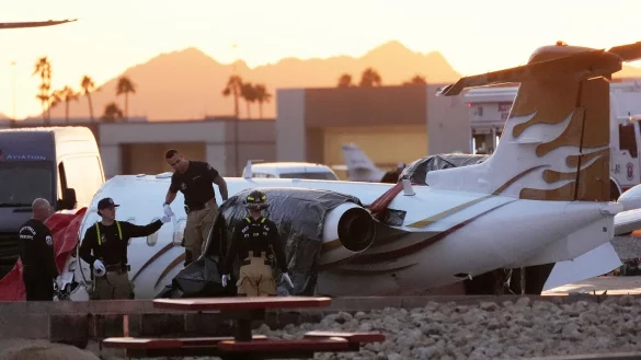 Am Flughafen Scottsdale hat ein Privatjet ein parkendes Flugzeug gerammt. - &copy; Ross D. Franklin/AP/dpa
