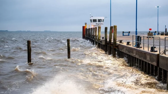 Der erste Herbststurm der Saison soll sich gegen Nachmittag wieder beruhigen. - &copy; Daniel Bockwoldt/dpa/Daniel Bockwoldt