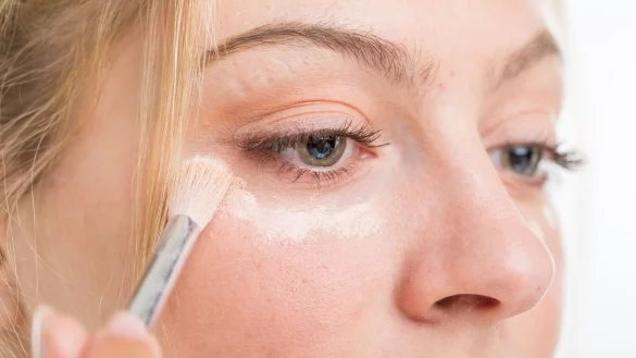 Leichte Augenringe lassen sich mit einem Concealer kaschieren. - © Christin Klose/dpa-tmn