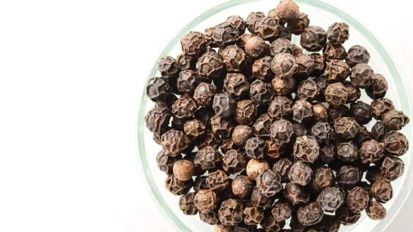 Von insgesamt 21 schwarzen Pfefferkörnern verschiedener Marken haben bei einer Untersuchung der «Öko-Test» nur fünf das Gütesiegel «gut» bekommen. - © David-Wolfgang Ebener/dpa/dpa-tmn