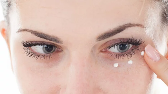 «Öko-Test» hat 20 parfümfreie Augencremes getestet. 13 Produkte schnitten mit «sehr gut» oder «gut» ab, vor allem zertifizierte Naturkosmetik überzeugte. - © Christin Klose/dpa-tmn