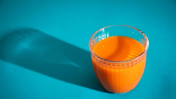 Bei Durst ein Glas Karottensaft für die Kleinen? Babys und Kleinkinder bekommen damit zu viel Zucker, heißt es in der Zeitschrift «Öko-Test». - © Christin Klose/dpa-tmn