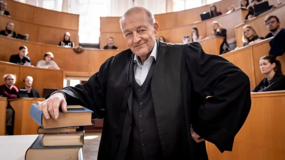 Wilsberg ermittelt an der Uni. - &copy; Thomas Kost/ZDF/dpa