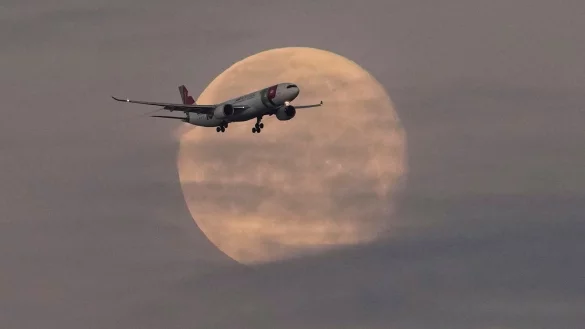 Werden die Regeln für Entschädigungen von Fluggästen gelockert? - © Armando Franca/AP/dpa