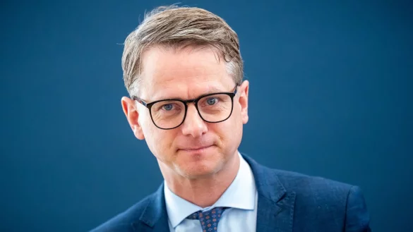 Der CDU-Generalsekretär hofft ein «respektvolles Aufeinandertreffen» von Merz und Trump. - © Michael Kappeler/dpa