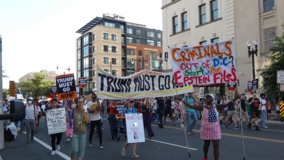 Nach Trumps Dekret regt sich erster Protest in der Hauptstadt. - © Luzia Geier/dpa