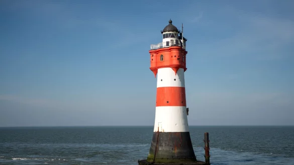 Der Leuchtturm &laquo;Roter Sand&raquo; steht in der Nordsee vor Bremerhaven. (Archivbild) - &copy; Sina Schuldt/dpa