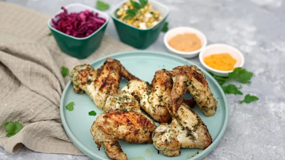 Kräftig gewürzt sind diese Chickenwings - Ranchstyle eben. - © Mareike Pucka/biskuitwerkstatt.de/dpa-tmn