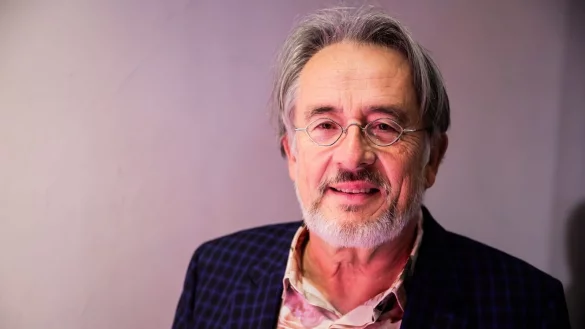 Mit 66 Jahren, da f&auml;ngt das Leben an: Gert Scobel bleibt auch als Rentner aktiv bei Youtube. (Archivbild) - &copy; Christoph Soeder/dpa