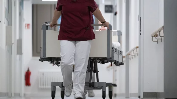 Beschäftigte in kommunalen Kliniken sind für Donnerstag zum Warnstreik aufgerufen. (Archivbild) - © Marijan Murat/dpa
