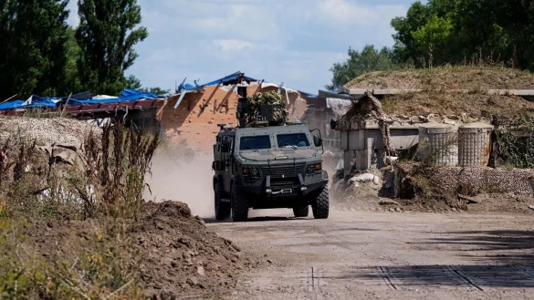 In der Region Sumy im Nordosten der Ukraine gibt es seit Monaten schwere Kämpfe. (Archivbild) - © Evgeniy Maloletka/AP/dpa