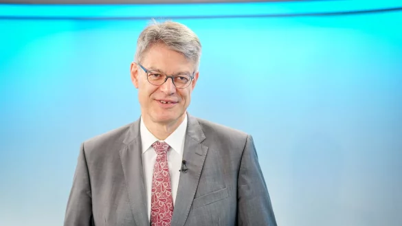 Der Minister will den Führerschein-Erwerb bezahlbarer machen - © Kay Nietfeld/dpa