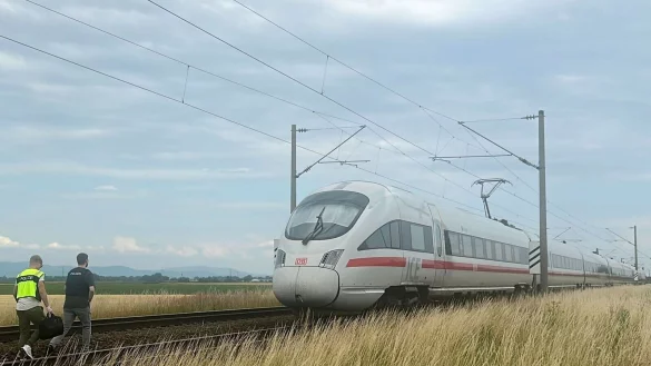 Der Zug blieb auf offener Strecke in Niederbayern stehen. - © Ute Wessels/dpa