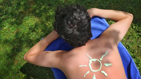 Auch im Halbschatten ist Sonnencreme vonn&ouml;ten. (Symbolbild) - &copy; Karl-Josef Hildenbrand/dpa/dpa-tmn