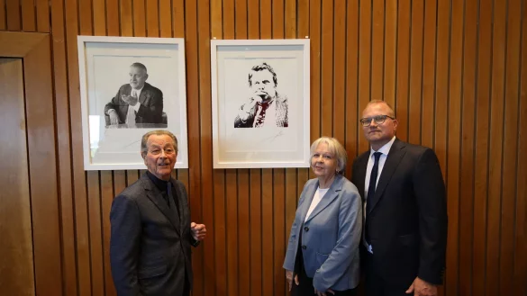 Franz M&uuml;ntefering, Hannelore Kraft und SPD-Fraktionschef Jochen Ott vor dem Portr&auml;t von Friedhelm Farthmann im Fraktionsssaal der SPD - &copy; SPD-Fraktion NRW/dpa