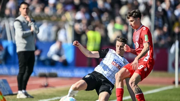 Kampf und Krampf: Der SSV Ulm und der 1. FC Köln zeigten bis zur Halbzeitpause kaum Spielfreude. - © Harry Langer/dpa