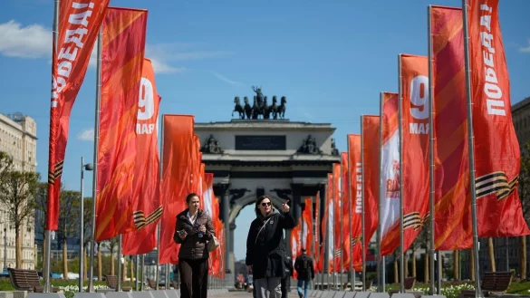 Die russische Hauptstadt Moskau ist zum Tag des Sieges in ein Fahnenmeer geh&uuml;llt. (Archivbild) - &copy; Pavel Bednyakov/AP/dpa