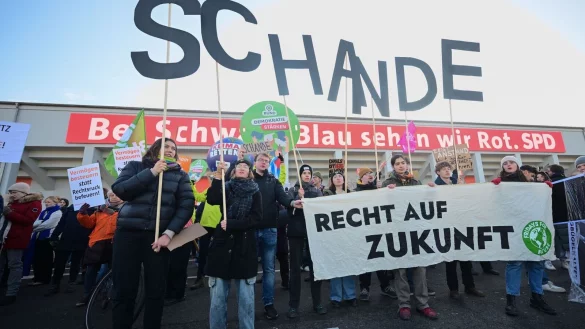 Zum Parteitag demonstrieren mehrere Menschen vor dem Gebäude. - © Sebastian Christoph Gollnow/dpa