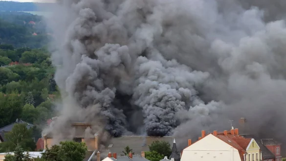 Dichte Rauchwolken waren weithin sichtbar, die Bev&ouml;lkerung wurde gewarnt. - &copy; Christian Essler/Xcitepress/dpa