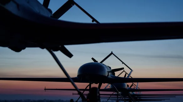 Nach einem ukrainischen Auf eine russische Ölpipeline werden mögliche Auswirkungen für die ostdeutsche PCK Raffinerie in Schwedt geprüft. (Archivbild) - © Evgeniy Maloletka/AP/dpa