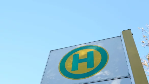 Ein Unfall an einer Bielefelder Bushaltestelle endete tödlich. (Symbolbild) - © Bernd Weißbrod/dpa