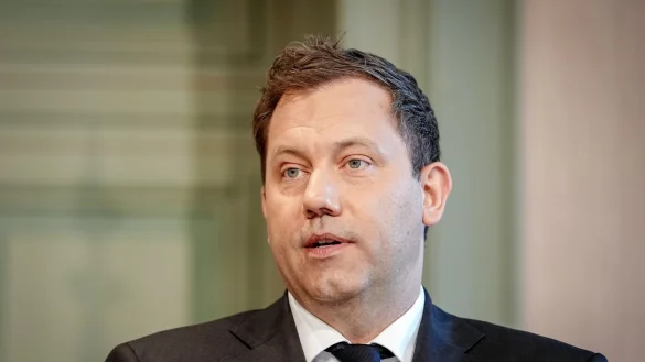 Finanzminister Lars Klingbeil (SPD) will Hemmnisse f&uuml;r private Investitionen abbauen. (Archivbild) - &copy; Kay Nietfeld/dpa