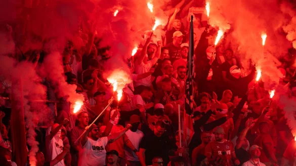 Auch im Hinspiel gab es viel Pyrotechnik. - &copy; Marius Becker/dpa
