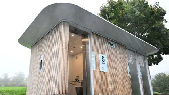 Das selbstreinigende WC soll 20 Jahre halten. - © Bernd Weißbrod/dpa