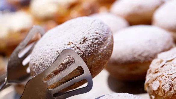 Wer sich in Karnevals-Stimmung bringen will, backt sich den Krapfen, Berliner oder Pfannkuchen selbst. - © Sven Hoppe/dpa/dpa-tmn