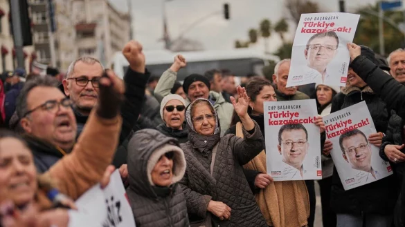 Protest gegen die Festnahme in Istanbul. - © Francisco Seco/AP/dpa