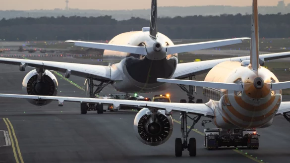 Lufthansa und Condor konkurrieren am Frankfurter Flughafen. (Archivbild) - © Boris Roessler/dpa