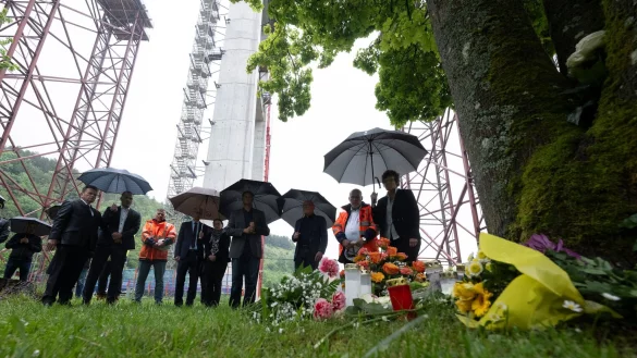 An einem Ort des Gedenkens werden Blumen niedergelegt. - © Marijan Murat/dpa