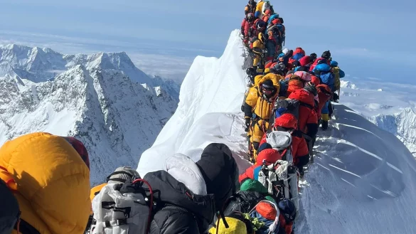 Bergsteiger und Bergf&uuml;hrer stehen zwischen dem S&uuml;dgipfel und der Hillary-Stufe des Mount Everest. (Foto Archiv) - &copy; Narendra Shahi Thakuri/dpa