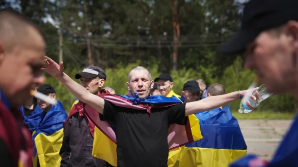 Der Austausch von Gefangenen läuft, auch wenn beide Seiten einander immer wieder Verzögerungen vorwerfen. - © Uncredited/Ukrainian Presidential Press Office/AP/dpa