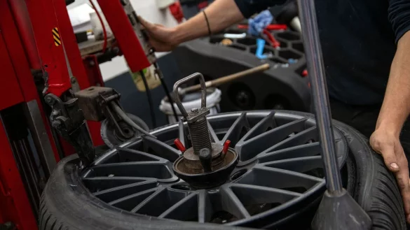 Gerade zu Ostern lassen viele Autobesitzer neue Reifen aufziehen. - &copy; Pia Bayer/dpa