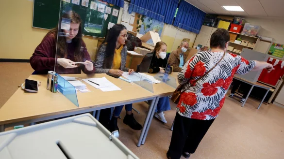 Reichlich Wahlhelfer in NRW - viele Plätze sind schon besetzt. (Archivbild) - © Roland Weihrauch/dpa