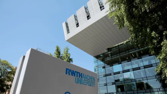 Das Interesse von Wissenschaftlern und Studenten aus den Vereinigten Staaten an hiesigen Hochschulen nimmt zu, das bemerkt auch die RWTH in Aachen. - © Oliver Berg/dpa