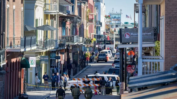 Mindestens 14 Menschen wurden in der Silvesternacht getötet, als ein Mann mit einem Pick-up-Truck in Feiernde in einem beliebten Ausgehviertel raste. - © Chris Granger/The Times-Picayune/The New Orleans Advocate/AP/dpa