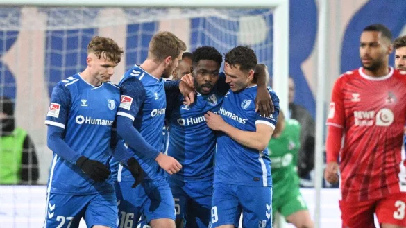 Die Magdeburger jubeln nach dem Tor zum 1:0 von Daniel Heber (M). - © Christophe Gateau/dpa