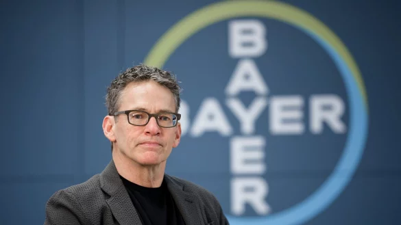 Der Chef des Pharma- und Agrarchemiekonzerns Bayer, Bill Anderson, rechnet im laufenden Jahr mit einem Gewinnrückgang. (Archivbild) - © Henning Kaiser/dpa