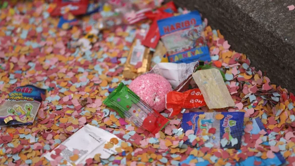 Nach der Bombendrohung eines unbekannten Anrufers ist der Rosenmontagszug im Essener Stadtteil Kupferdreh abgesagt worden. (Archivbild) - &copy; Ina Fassbender/dpa