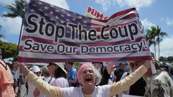 Tausende Amerikaner gehen gegen Trumps Politik auf die Straßen. - © Marta Lavandier/AP/dpa