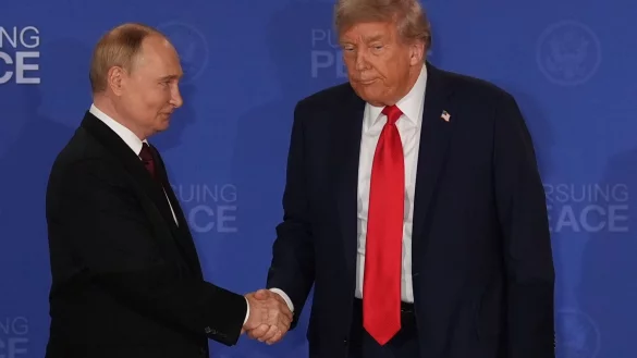 US-Präsident Donald Trump schwenkte nach dem Gipfel in Alaska auf die russische Linie ein. - © Jae C. Hong/AP/dpa