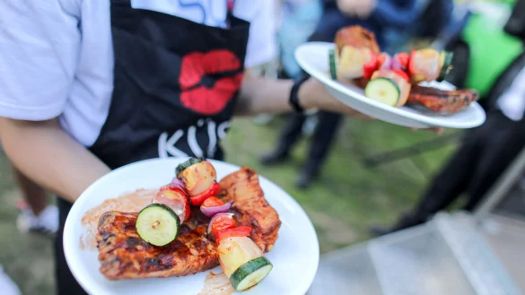 Studium, Ausbildung - oder erst mal jobben? Im besten Fall ergeben sich «wertvolle Impulse» für die Berufswahl. Zum Dauerzustand sollte es aber nicht werden. - © Jan Woitas/dpa/dpa-tmn