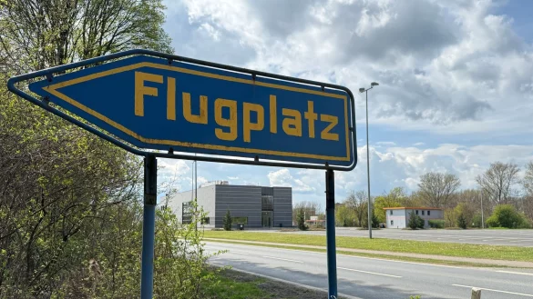 Ein Kleinflugzeug startet auf dem Flugplatz Salzgitter-Dr&uuml;tte, st&uuml;rzt dann aber auf dem Werksgel&auml;nde der Salzgitter AG ab. - &copy; Michael Brandt/dpa